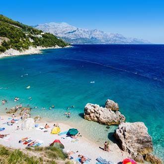 Levendig strandje, met zee in Midden-dalmatie